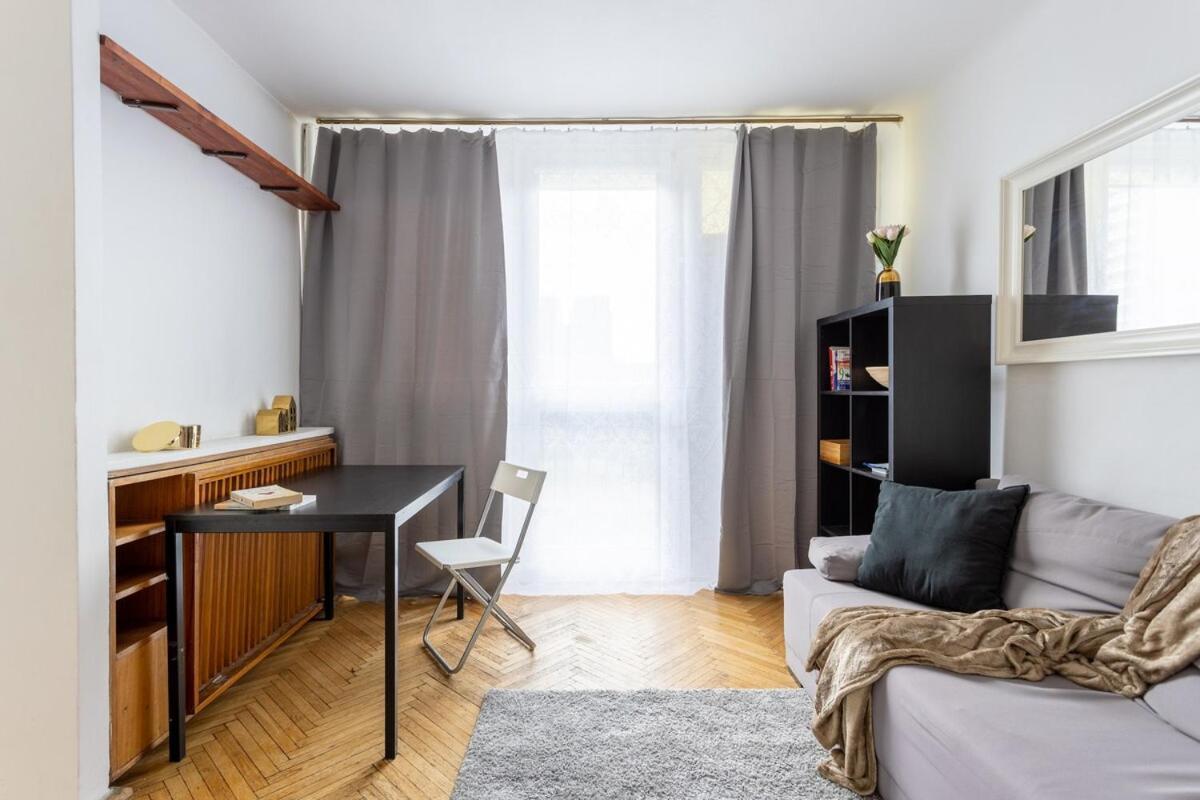 Chic - Modern And Cozy - Location - Zelazna